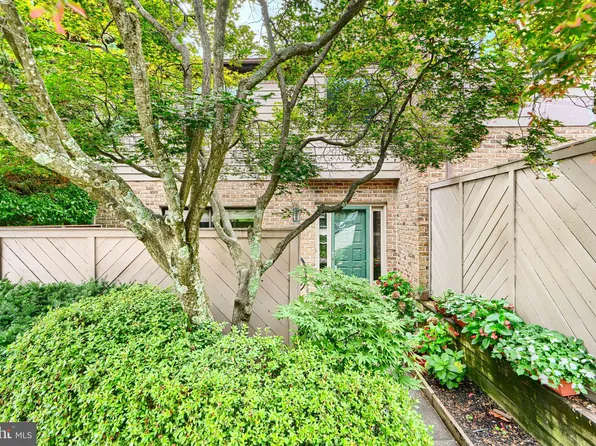 16 Hampshire Woods Ct, Baltimore, MD 21204