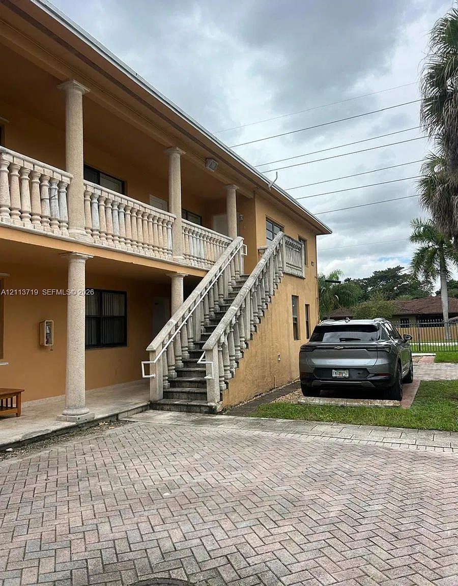 South Miami Villas Condo — Photo 4