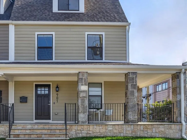 901 Lawrence St NE — Photo 1