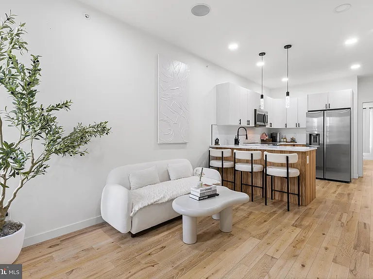 647 N 41st St #C — Photo 3