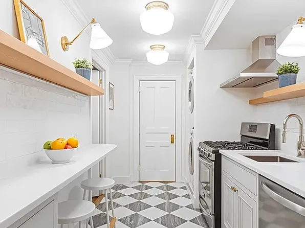 479 Fourth Street image 4 of 7