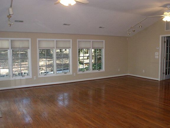 5th image of 3432 Arbutus Dr SW