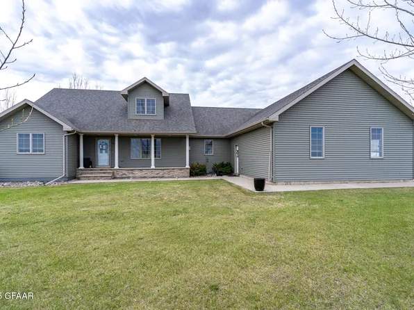 1605 15th Ave NE, Grand Forks, ND 58201