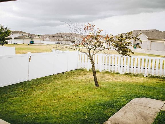 3rd image of 213 Yucca House Dr