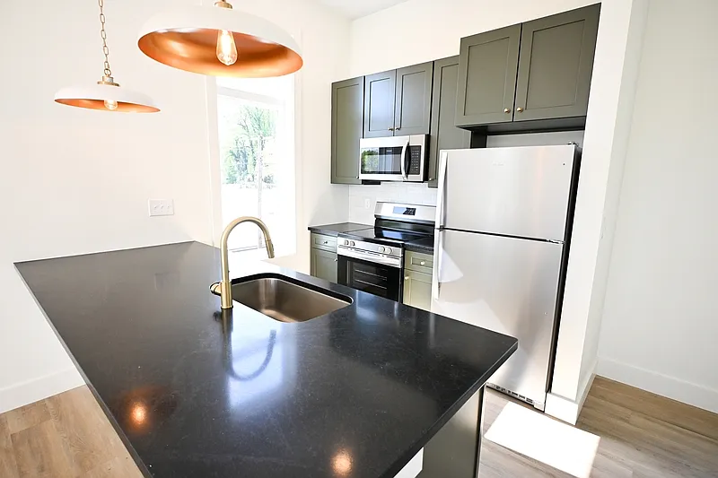 1 bed, 1.0 bath, 744 sqft, $1,295 — Photo 3