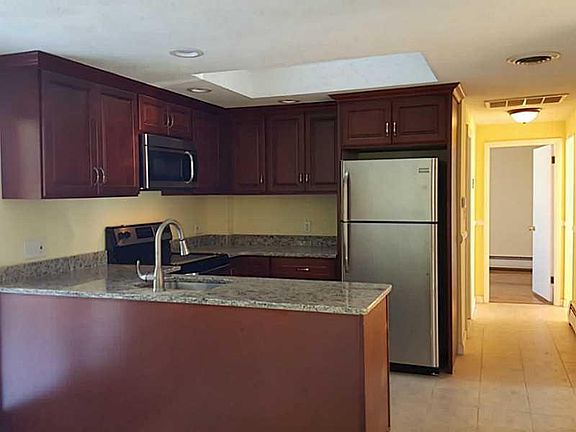 3rd image of 82 Valente Dr