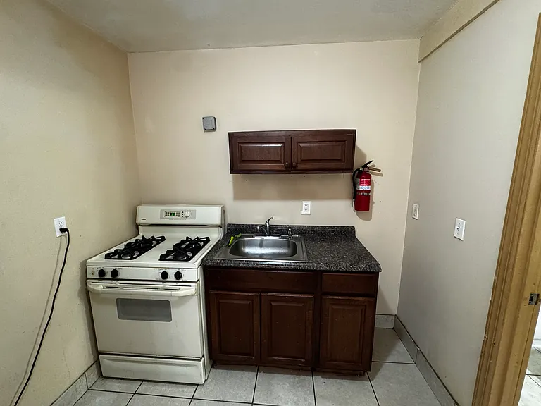 250 Hancock Ave #B — Photo 5