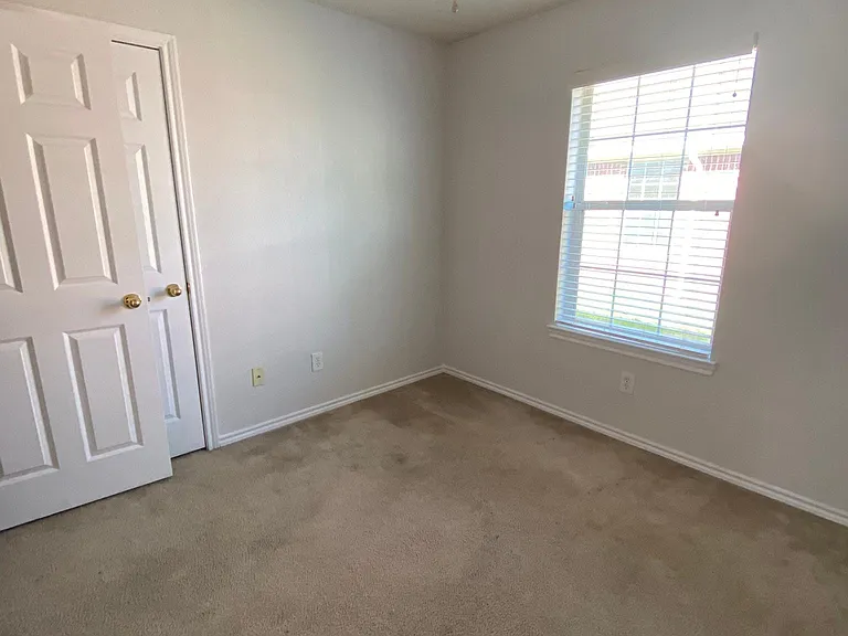 611 Oliver Ln — Photo 9