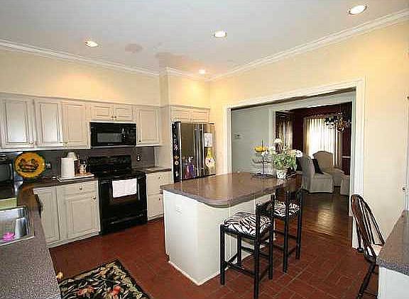 4th image of 1801 NE Oakridge Dr
