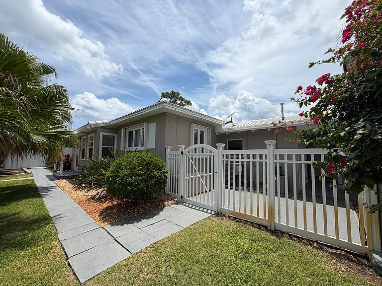 204 S Seacrest Cir — Photo 30