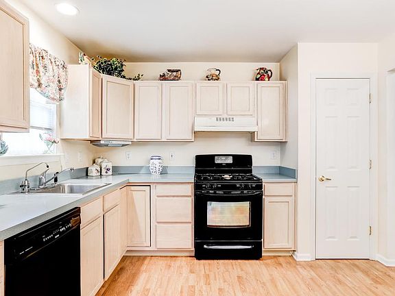 4th image of 2822 Danbury Ln