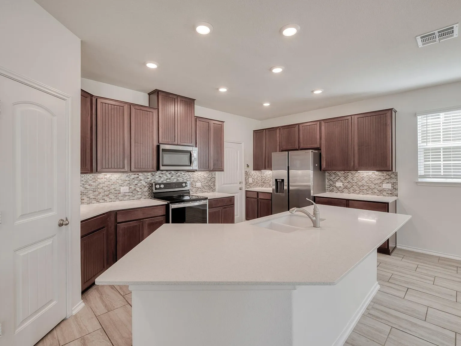 4 bed, 3.0 bath, 2413 sqft, $2,250 — Photo 3