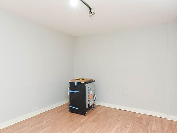 5th image of 511 W Belmont Ave #62