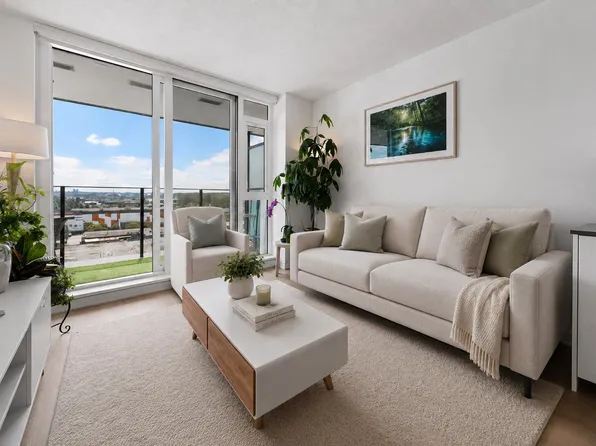1401 Hunter St #704, North Vancouver, BC V7J 1H3