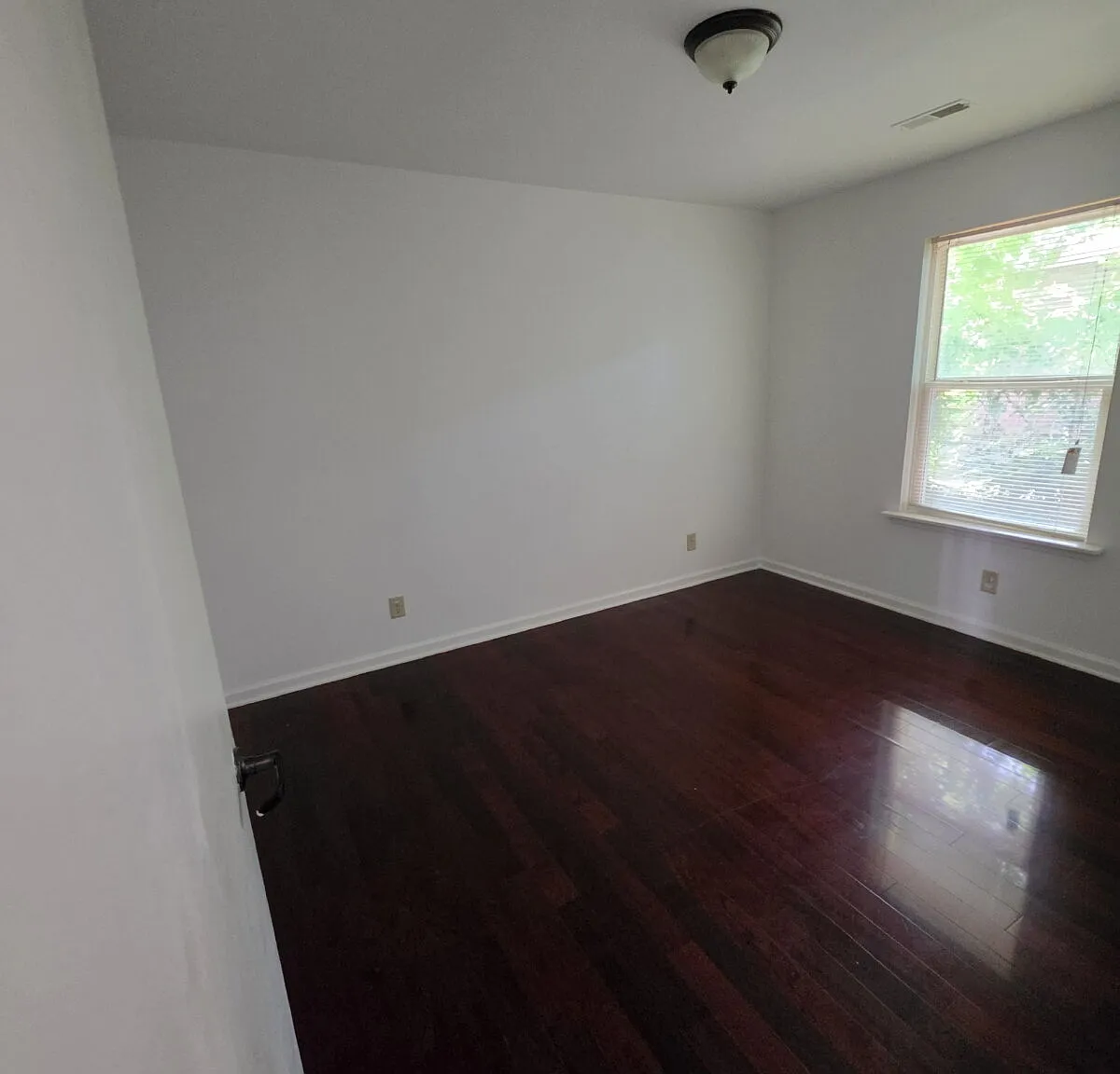 2 bed, 1.0 bath, 700 sqft, $1,300 — Photo 3
