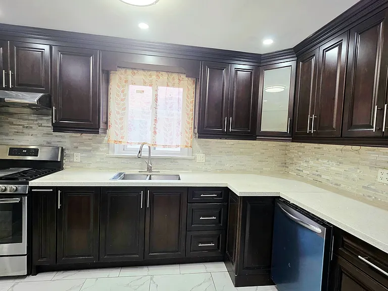 34 Crocus Dr #MAIN FLR — Photo 6