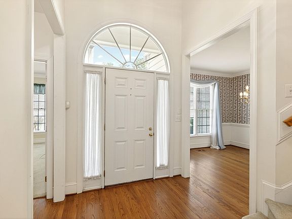 3rd image of 913 Tanworth Dr