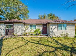 505 Castlelake Dr, Friendswood, TX 77546