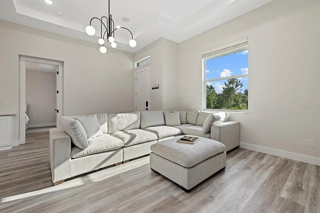 3 bed, 2.0 bath, 1429 sqft, $6,000 — Photo 3