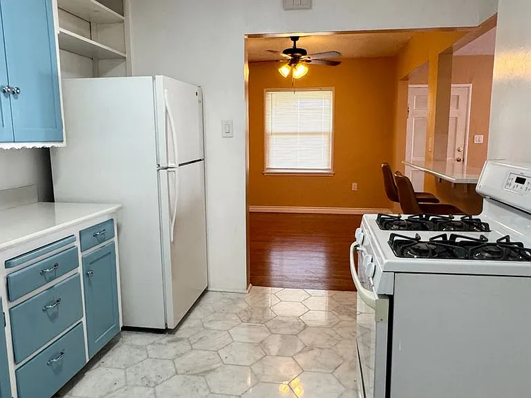 2444 Pacific Ave — Photo 3