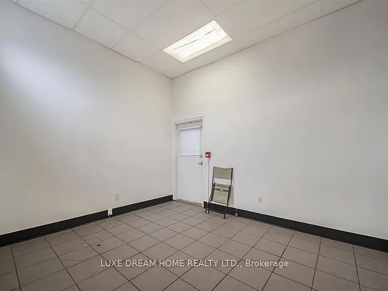 842 Dundas St W — Photo 13