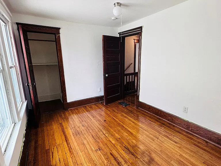 210 Squires Ave — Photo 19