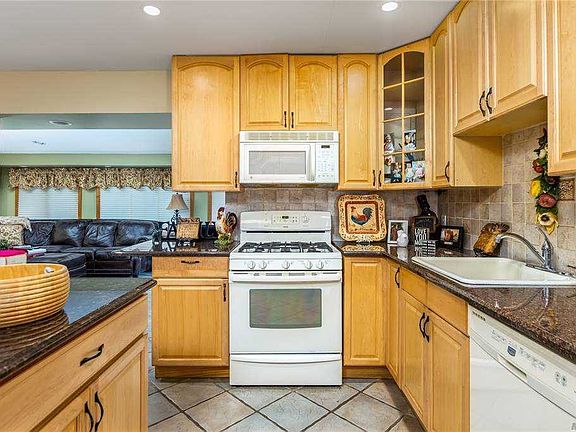 5th image of 2351 Penatiquit Ave