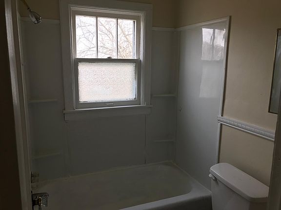 3rd image of 450 E Hanna Ave