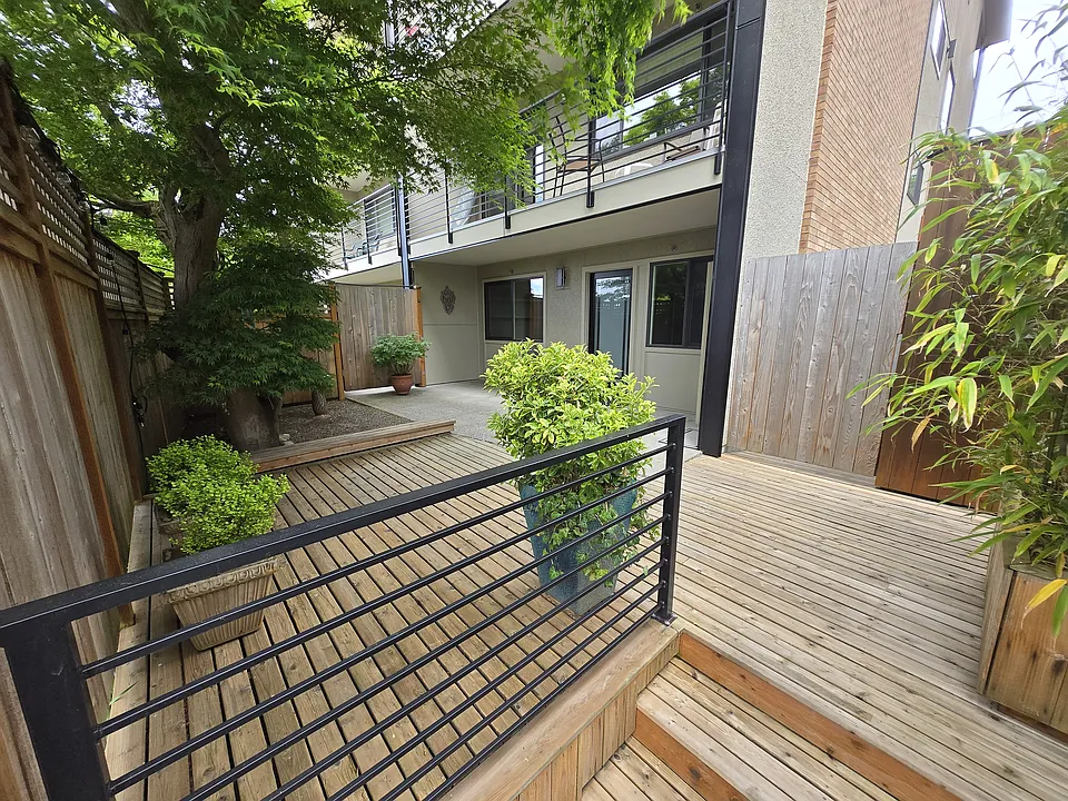 Private courtyard (Entry)