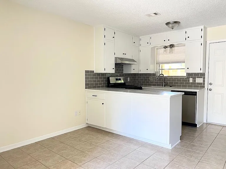 2305 Western Trails Blvd #A — Photo 14