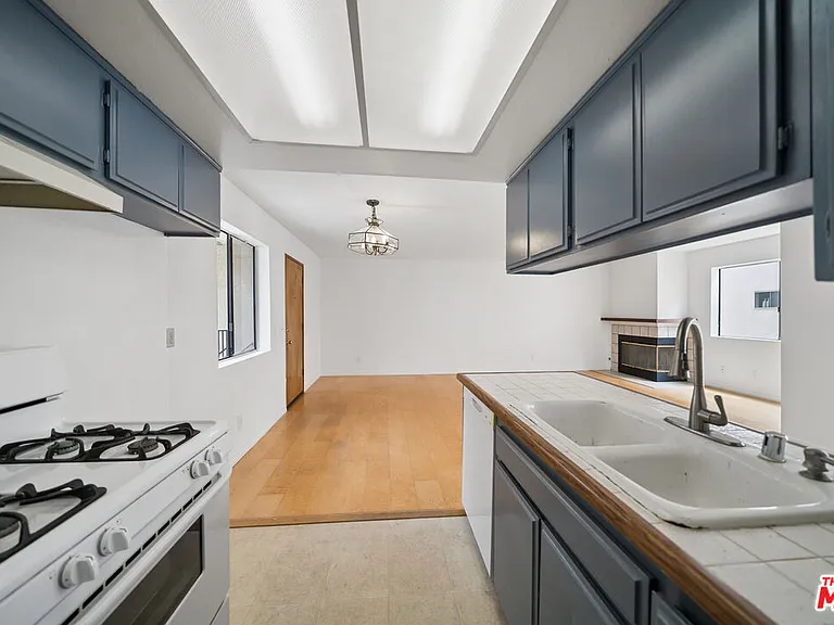 11924 Mayfield Ave #2 — Photo 3