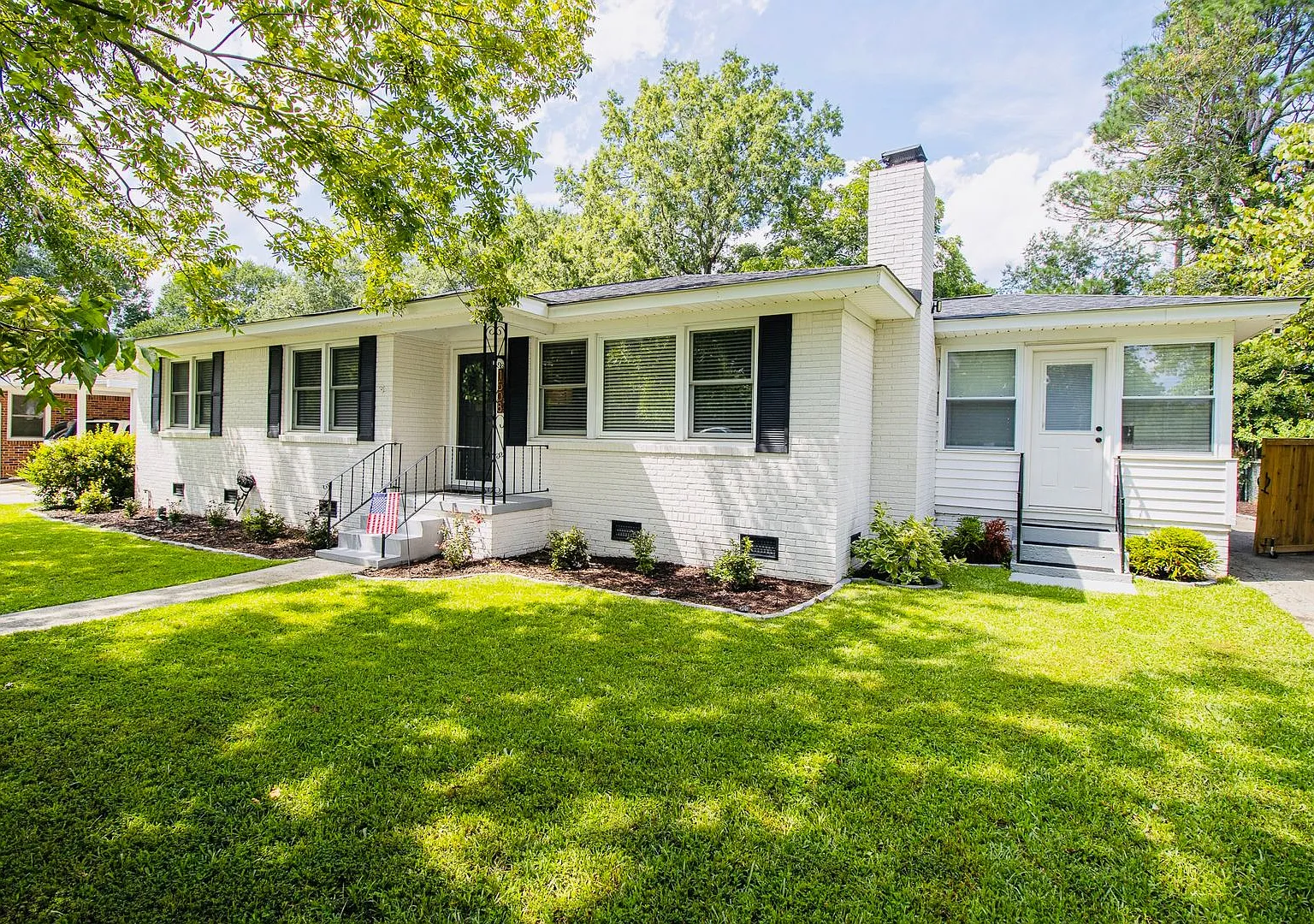 Stunning 3 Bed, 2 Bath brick home in West Columbia - Less than 10 minutes to Downtown Columbia an... — Photo 4