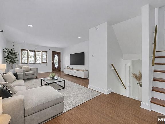 4th image of 23 Diven St #2017