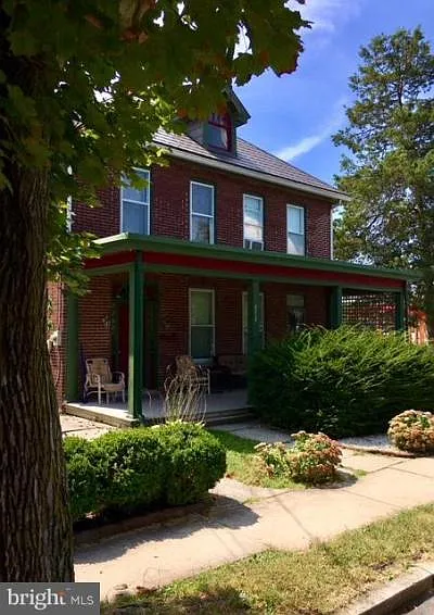 452 W Queen St photo 1