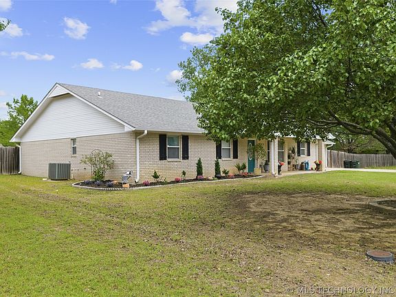 3rd image of 1012 Oak Dr