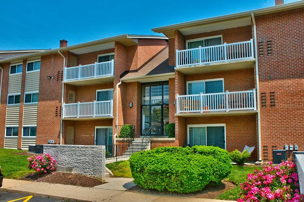 Harbour Manor — Photo 2