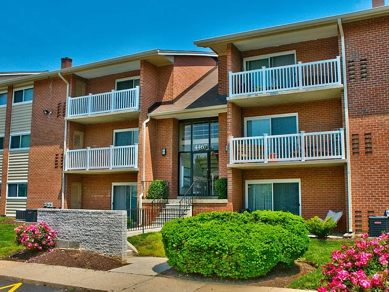 Harbour Manor — Photo 2