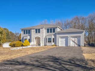 26 Rowena Rd, Manalapan, NJ 07726