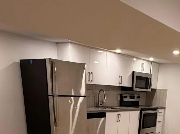 751 Dupont St #B, Toronto, ON M6G 1Z5