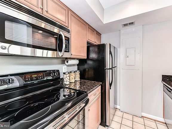 3rd image of 1029 N Stuart St APT 510