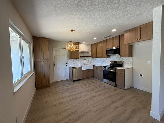 3 bed, 1080 sqft, $2,500 — Photo 2