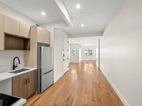3rd image of 244 Montrose Ave APT 3R
