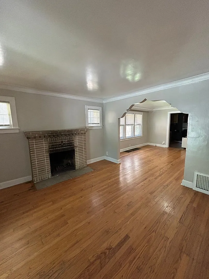 4 Bed / 1.5 Bath Home Near Brookside & UMKC! — Photo 3