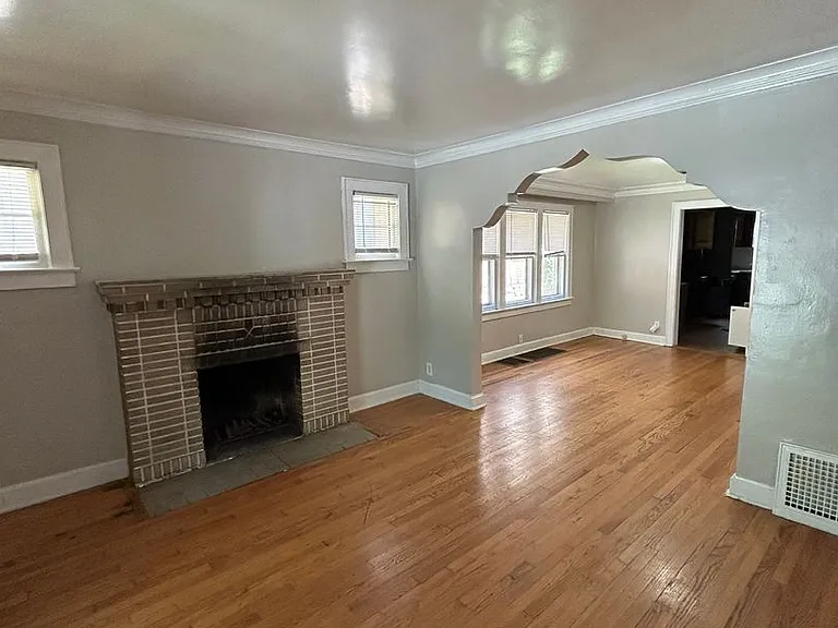 5345 Charlotte St — Photo 3