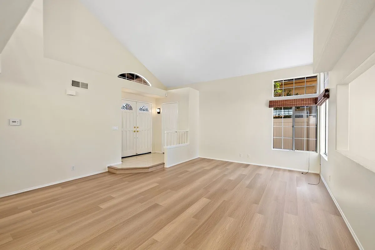 3 bed, 2.5 bath, 1726 sqft, $4,100 — Photo 3