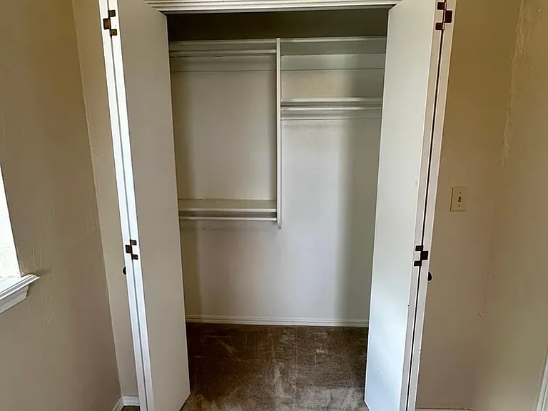 421 S Meadow Ln — Photo 3