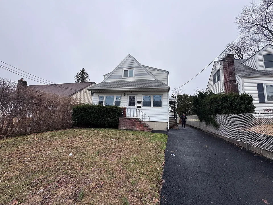35 Berkley Blvd #2