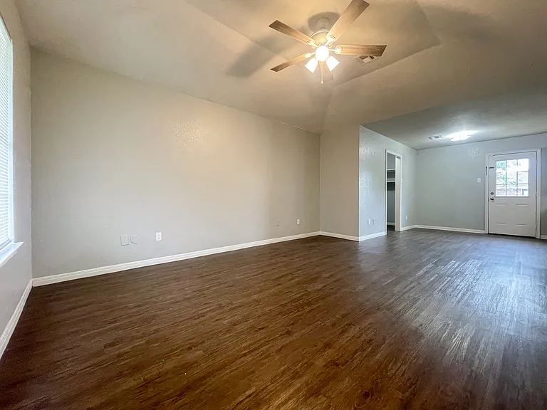 180 Spring Water Ln — Photo 4