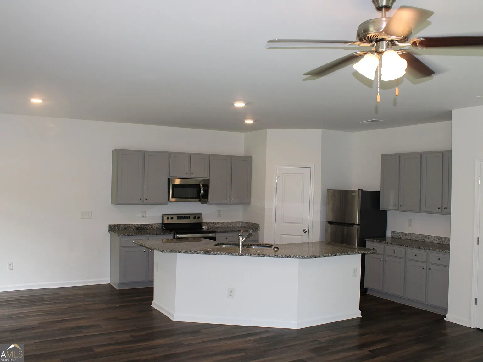 4 bed, 3.0 bath, $2,400 — Photo 4
