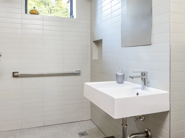 712 Ladd Road image 14 of 32